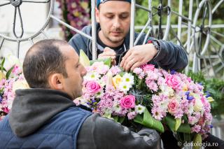 Împodobirea baldachinului Sfintei Cuvioase Parascheva - galerie FOTO