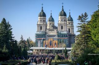 Soborul de ierarhi care oficiază Sfânta Liturghie la Hramul Sfintei Cuvioase Parascheva