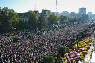Din punct de vedere al credinţei în Dumnezeu, în câte feluri se împart oamenii pe pământ?