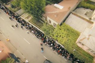De sus, lucrurile se văd mai bine - Rândul pelerinilor filmat cu drona
