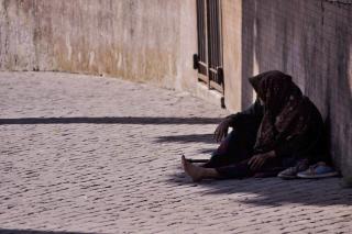femeie stând pe stradă