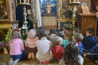 copii în genunchi în biserică