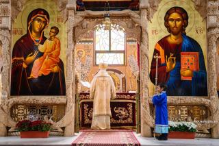 ierarh slujind în Sfântul Altar