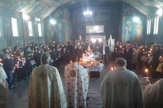 Rugăciune și comuniune la Oneşti, la înmormântarea uneia dintre victimele din Club Colectiv