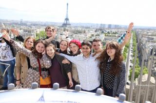 grup de tineri în Paris