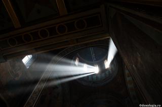raze de lumină în biserică