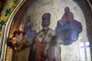 Cum a alungat Sfântul Nicolae un demon dintr-un chiparos