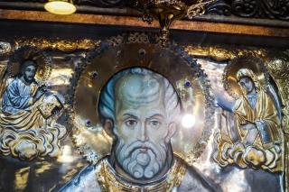 Sfântul Ierarh Nicolae descoperă, prin rugăciune, un izvor ascuns în munte