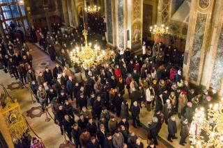 credincioși participând la Sfânta Liturghie