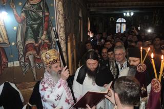 Liturghie arhierească și hirotesie de stareț, la Mănăstirea „Sfânta Cruce” din județul Neamț