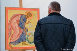 bărbat privind o icoană