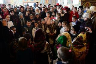 Glasurile copiilor din Moldoviţa au slăvit Naşterea Domnului