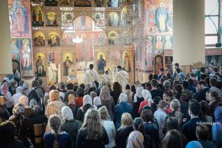 credincioși participând la Sfânta Liturghie