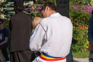 tată cu copilul în brațe