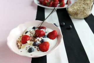 Medicii recomandă introducerea în dietă a iaurtului, pentru o alimentație sănătoasă