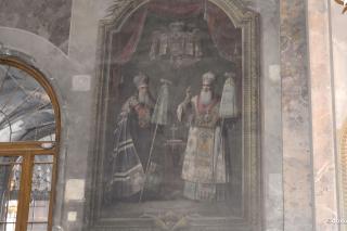 Mitropolitul Iosif Naniescu zâmbește dintr-o frescă, la Iași