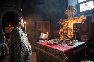 preot în Sfântul Altar