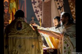 preoți în Sfântul Altar