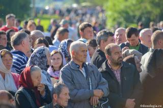 credincioși participând la slujbă