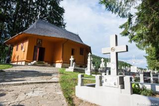 biserică în cimitir
