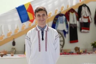 tânăr purtând ie