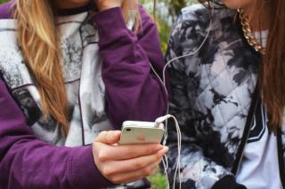 Selfie-urile – simplă modă sau umplerea golului interior?