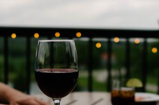 Ce puteți trata cu vin roșu de hrean