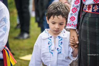 copil de mână cu mama