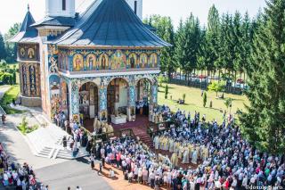 credincioși participând la slujbă