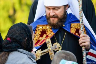 Aș vrea să vă întreb: în relația noastră cu gradele bisericești? cu episcopii, de exemplu? limbajul nostru trebuie să fie personal, sau trebuie să vorbim de la instituție la instituție?