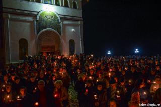 Hristos cel Înviat transformă euharistic miezul nopţii în Liturghie