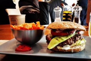 Persoanele care trăiesc singure tind să aibă un regim alimentar care le pune sănătatea în pericol