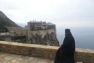 călugăr privind în curtea mănăstirii