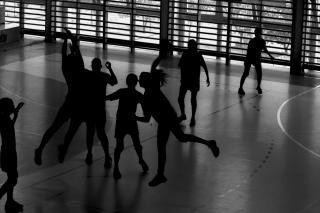 tineri în sala de sport