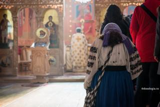 credincioși participând la Sfânta Liturghie