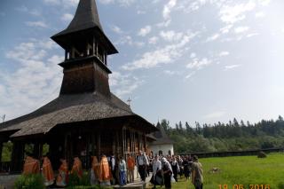 Sfânta Treime prăznuită la biserica maramureşeană din satul Mănăstirea Neamţ
