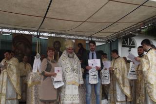 Şefii de promoţie ai învăţământului băcăuan, premiaţi de Biserică