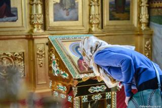 De ce nu au voie femeile în Sfântul Altar?