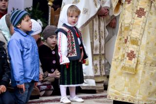 fetiță îmbrăcată în costum popular