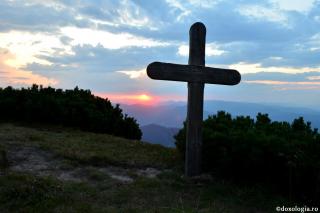 cruce de lemn pe vârf de munte
