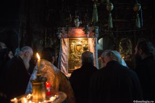 călugări în fața icoanei Maicii Domnului
