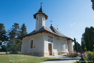 Mănăstirea Horăicioara, „cuibul” iubitorilor de liniște