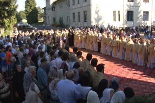 Sute de pelerini la hramul Bisericii Seminarului Teologic de la Mănăstirea Neamț