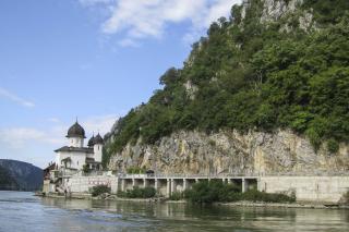 Mănăstirea Mraconia de la Cazanele Dunării – locul în care Dunărea se îngustează între munţi