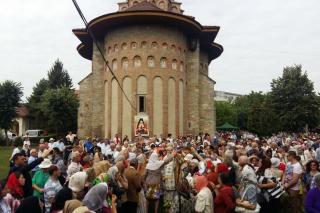 IPS Ioachim a slujit la Biserica Precista din Bacău