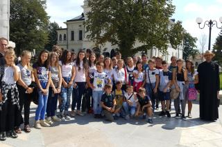 Tinerii merituoşi din Sascut, în pelerinaj la Roman şi Iaşi