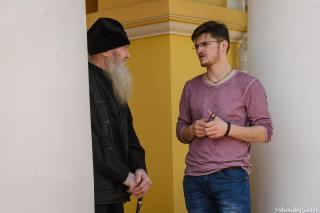 discuție între un călugăr și un bărbat