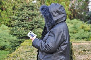 femeie cu acatistul Sfintei Parascheva în mână