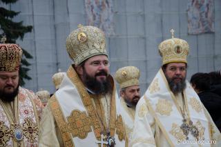 (Foto) Închinarea soborului de ierarhi slujitori la Sfânta Liturghie a hramului Sfintei Parascheva