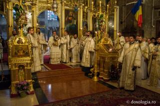 Pelerini din Arhiepiscopia Romanului şi Bacăului, la racla Sfintei Parascheva